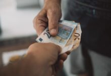 تفسير حلم اخذ المال من شخص معروف للمتزوجه